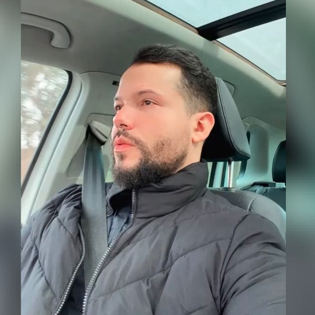 Cliente avaliando serviços jurídicos; recomendação após consultoria empresarial.