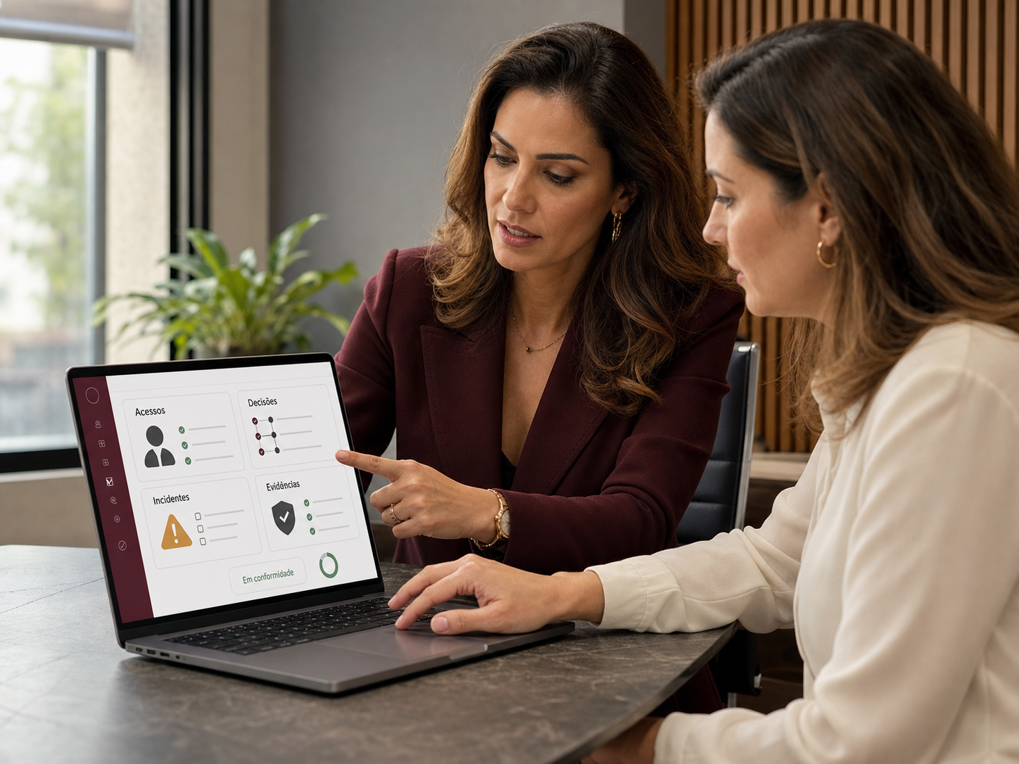 Reunião de compliance digital com revisão de políticas internas em Curitiba